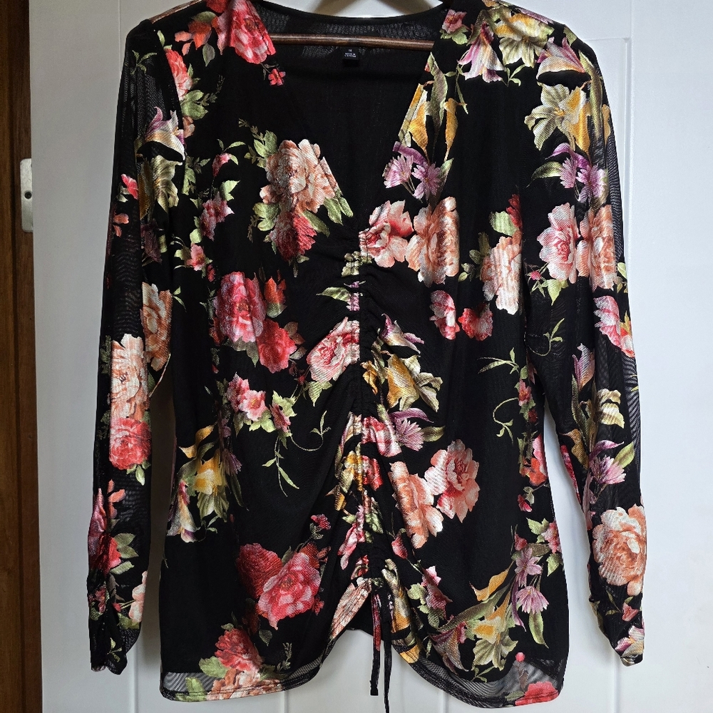 Beautiful INC Top With Ruching In Front. Gorgeous Floral Pattern. Size 1X